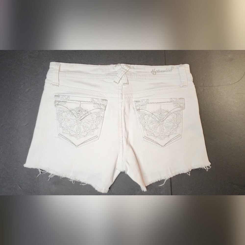 Hydraulic women 9/10 white denim shorts. Studded button details